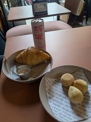 Pão de beijo e croissant com creme de queijo at Jaca Bô-Ah  in Sao Paulo