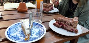 Vegane Obstsahnetorte und vegane Schokosahnetorte at Frau Friedrich in Marburg
