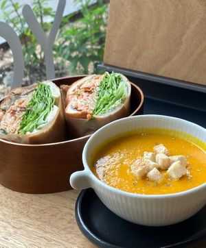 Tempeh sandwich and sweet pumpkin soup #Veganuary at Gosranhi Bread/Book in Daegu