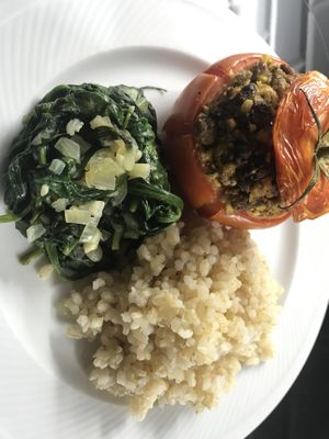 Gevulde tomaat met pistachenoten, gewokte spinazie en rijst  at La Vertitude in Zottegem