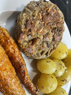 Champignonburger van La Vertitude met gebakken aardappel en geroosterde wortelen   at La Vertitude in Zottegem