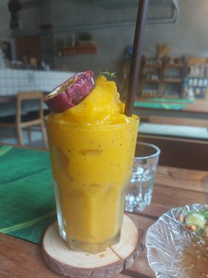Mango passionfruit smoothie at POHSOP in Chiang Mai