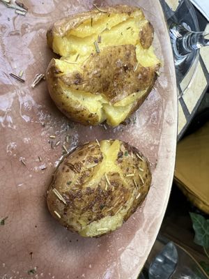 Batatas enrugadas mit frischem Knoblauch und Olivenöl   at Rossio Tapas e Vinho in Hamburg