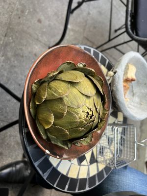 Alcachofra com um molho vegano para mergulha   at Rossio Tapas e Vinho in Hamburg