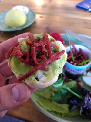 Brötchen mit Guacamole und veganem Speck (gehört zum "Veggi"-Frühstück) at Blaupause in Luebeck