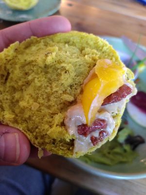 Brötchen mit Hummus, Grillgemüse und veganem Speck (Teil des "Veggi"-Frühstücks) at Blaupause in Luebeck