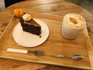 Chocolate Lotus Cake & Praliné Latte 💚  at Nono Shop & Cafe Seoul in Seoul