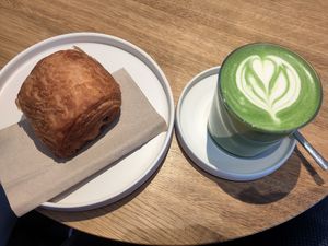 Pain au chocolat und Macha latte at Omo Kaffee in Cologne