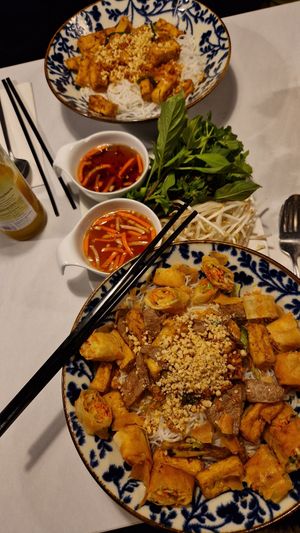 Extra vegan sauce. The waiters always told us which one was vegan at La Que in Muenster