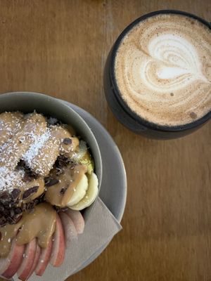 Chia overnight + chai latte con leche de avena (oatly)    at Simona Specialty Coffee Club in San Sebastian