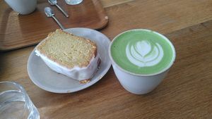 Bizcocho Veggie de lima y matcha with oat milk. at Simona Specialty Coffee Club in San Sebastian