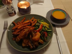 Tempuragemüse mit Süßkartoffelpommes und Mangosauce at Konrad's in Burg