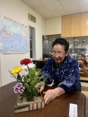 Ikebana (Japanese flower arranging) explanation   at Idees Kamakura in Kamakura