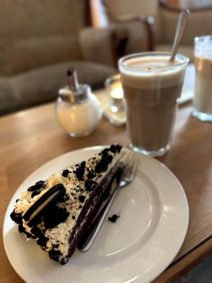 Vegane Oreo-Sahne Torte mit Latte Macchiato  at Café May - St. Pauli in Hamburg