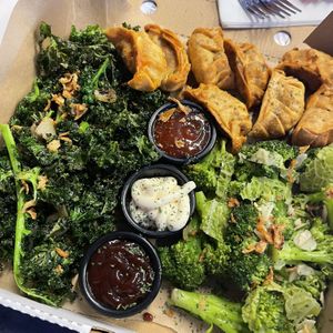 Das war echt lecker und links der frittierte Grünkohl muss unbedingt probiert werden .  at Desert Island Dumplings in Manchester