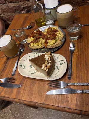 Latte, tostadas con tofu y tomates secos y cheesecake de dulce de leche (a base de tofu)  at Verde Pistacho in Buenos Aires