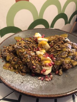 Pan francés de waffle con granola de semillas, compota de mango, granada, fruta fresca y agave   at Nanita in Oaxaca
