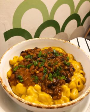 Mac n cheese con chili de frijol negro y soya  at Nanita in Oaxaca