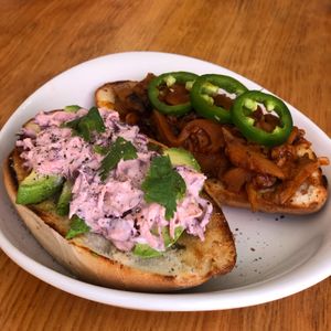 Torta de barbecue estilo Nashville de setas, ensalada de col, aguacate y jalapeño   at Nanita in Oaxaca