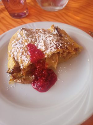 Apple strudel with raspberry sauce at Agriturismo Maso Alle Rose in Cavrasto