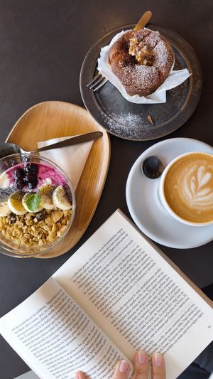 Yogur de soja con granola casera, latte con leche de almendras y muffin de arándanos 🫐 at Falo Coffee Brewers in Takayama