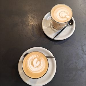 Delicious creamy coffee, vegan options are oat and soy, they also have vegan muffins! The owners are nice and friendly. 10/10 at Falo Coffee Brewers in Takayama