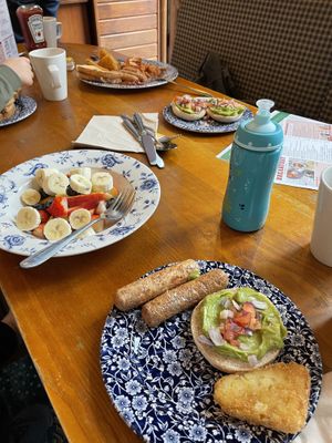 Muffin mit Avocado, Würstchen, Hash Browns, Früchte und vegan English breakfast   at The Rann Wartha - JD Wetherspoon in St Austell