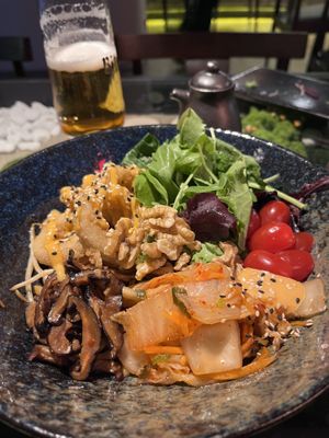 Gericht Nr. 30 - amazing!!! / hier mit Walnüssen anstelle von Cashew; frisch gezapftes Bier  at Emira in Berlin