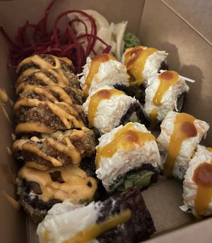 Links: Avo Tempura Roll Crispy / Rechts: Rising Sun Roll  at Emira in Berlin