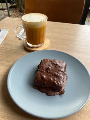 Pão de melado e caramel latte at Lammas Café in Florianopolis