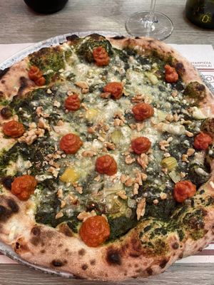 Pizza con mozzarella vegana🤤 rivisitazione veg della pizza “che cavolo sara!"  at Giovanni Santarpia in Florence