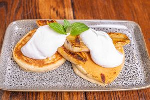 Vegane Pancakes mit Veganer Schlagsahne und Veganen Vanilleeis. at Helgoländer Fährhaus in Heligoland