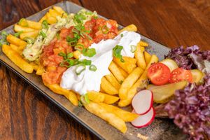 Pommesteller mit Guacamole, Sourcecode Creme und Salsa. at Helgoländer Fährhaus in Heligoland