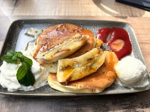Vegane pancake mit Vanilleeis, Sahne, Fruchtsauce und karamellisierter Banane - großartig  at Helgoländer Fährhaus in Heligoland