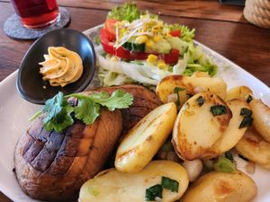 Portobello"steaks" mit Bratkartoffeln und Kräuter"butter" at Helgoländer Fährhaus in Heligoland