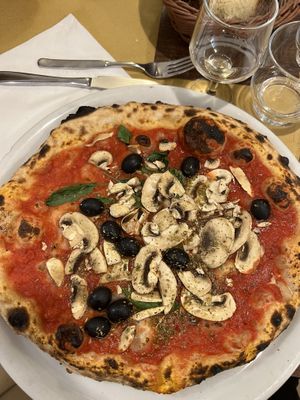 Pizza marinara funghi e olive  at Portobello  in Milan
