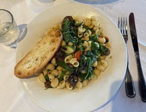 Pedí la pasta con vegetales y su sabor fue muy normal, para que sea vegana toca pedirla con aceite de Oliva sin mantequilla de ajo  at The Boathouse in Lake Buena Vista