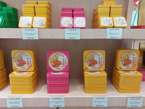 Mooncake (no egg, contains milk) at Chi Lin Vegetarian - 志蓮素食品 in Hong Kong Island