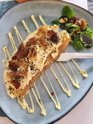 Toast with humus and dates at Charlys & Toms - The Brunch Club in Gran Canaria