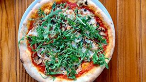 Bosco Verticale:
pomodoro BIO, l'affumicata in legno di faggio a base d'anacardi e mandorle, funghi porcini, funghi champignon conditi con olio e prezzemolo, rucola at L'Angolo PizzOsteria in Vimodrone