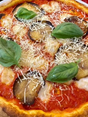 La Melanzana alternativa:
pomodoro BIO, mezzarella BIO a base d'anacardi e mandorle, parmigiana fritta, basilico, grattugiato veg di lenticchie at L'Angolo PizzOsteria in Vimodrone