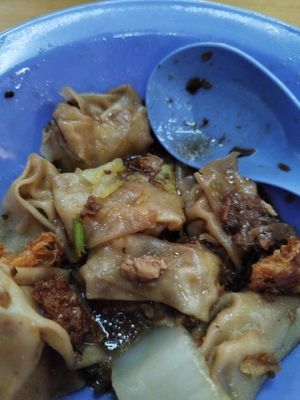 nice wantan at Sheng Kang - 圣康素食中心在好食光 in Kuching