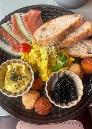 Breakfast plate: vegan ”salmon”, scrambled tofu, ”cheese” balls, vegan caviar and some delicious unknown sauce/spread  at Nihe in Tallinn