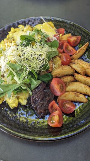 🍳 Vegan Egg with Potatoes Wedges at Nihe in Tallinn