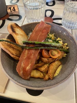 scrambled tofu with potatoes and vegan bacon  at Nihe in Tallinn