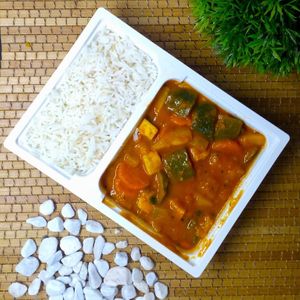 Meetha khatta bhaji

(pineapple,zucchini, carrot, tofu) with basmati rice at Vegasef  in Budapest