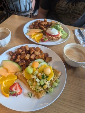 Asiette végé (bene Bebop) et vegan (tartine méli-melon) at Café 440 in Sherbrooke