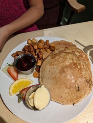Pancake classique, perfect for picky eaters at Café 440 in Sherbrooke