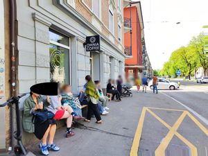 Outdoor seating at Omnia Coffee in Zurich