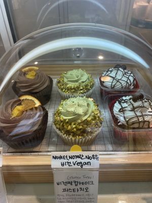 Orange choc, pistachio   at Mealans - 밀랑스 in Seoul